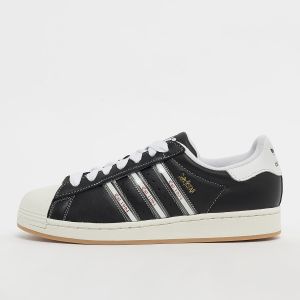 Superstar Korn core black/transl/better scarlet, adidas Originals, Footwear, en noir, taille: 44.666