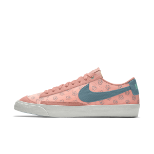 Chaussure personnalisable Nike Blazer Low '77 By You pour Femme - Rose